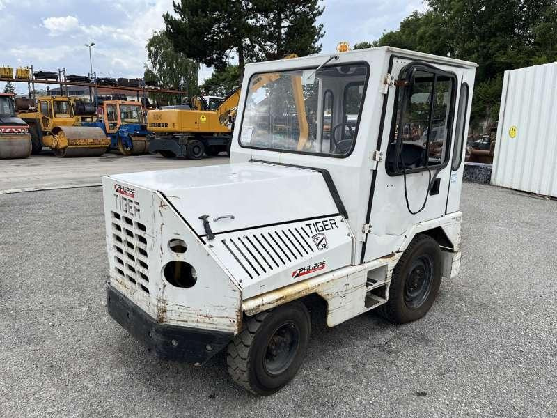 TAYLOR-DUNN TC-40 - Farm tractor: picture 2 TAYLOR-DUNN TC-40 - Farm tractor: picture 2