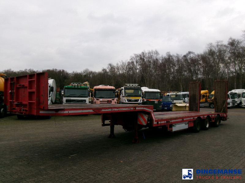 Broshuis 3-axle semi lowbed trailer 45t + ramps - DAMAGED - Low loader semi-trailer: picture 1 Broshuis 3-axle semi lowbed trailer 45t + ramps - DAMAGED - Low loader semi-trailer: picture 1