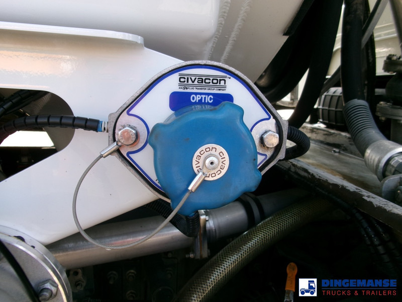 Interior photo 1: Tank truck Renault Premium 310 dxi 6x2 fuel tank 18.5 m3 / 5 comp / ADR 16/08/2024