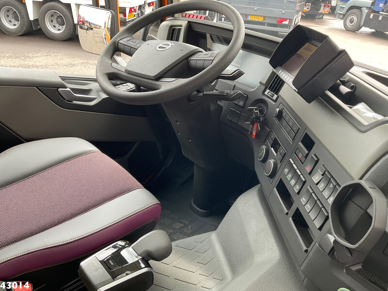 Interior photo 1: Hook lift truck, Crane truck Volvo FM 430 HMF 23 Tonmeter laadkraan Interior photo 1: Hook lift truck, Crane truck Volvo FM 430 HMF 23 Tonmeter laadkraan