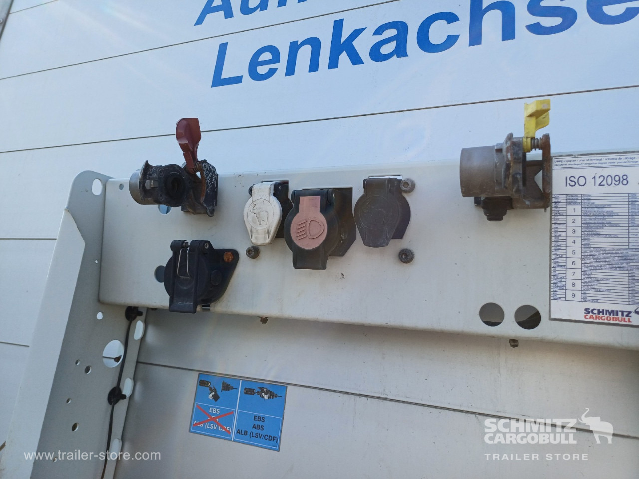 SCHMITZ Auflieger Curtainsider Standard Forklift holder - Curtainsider semi-trailer: picture 2 SCHMITZ Auflieger Curtainsider Standard Forklift holder - Curtainsider semi-trailer: picture 2
