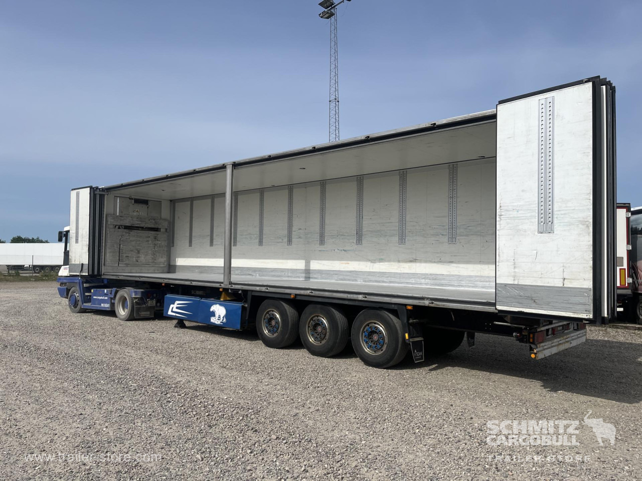 SCHMITZ Reefer Foldable wall Double deck - Isothermal semi-trailer: picture 4 SCHMITZ Reefer Foldable wall Double deck - Isothermal semi-trailer: picture 4