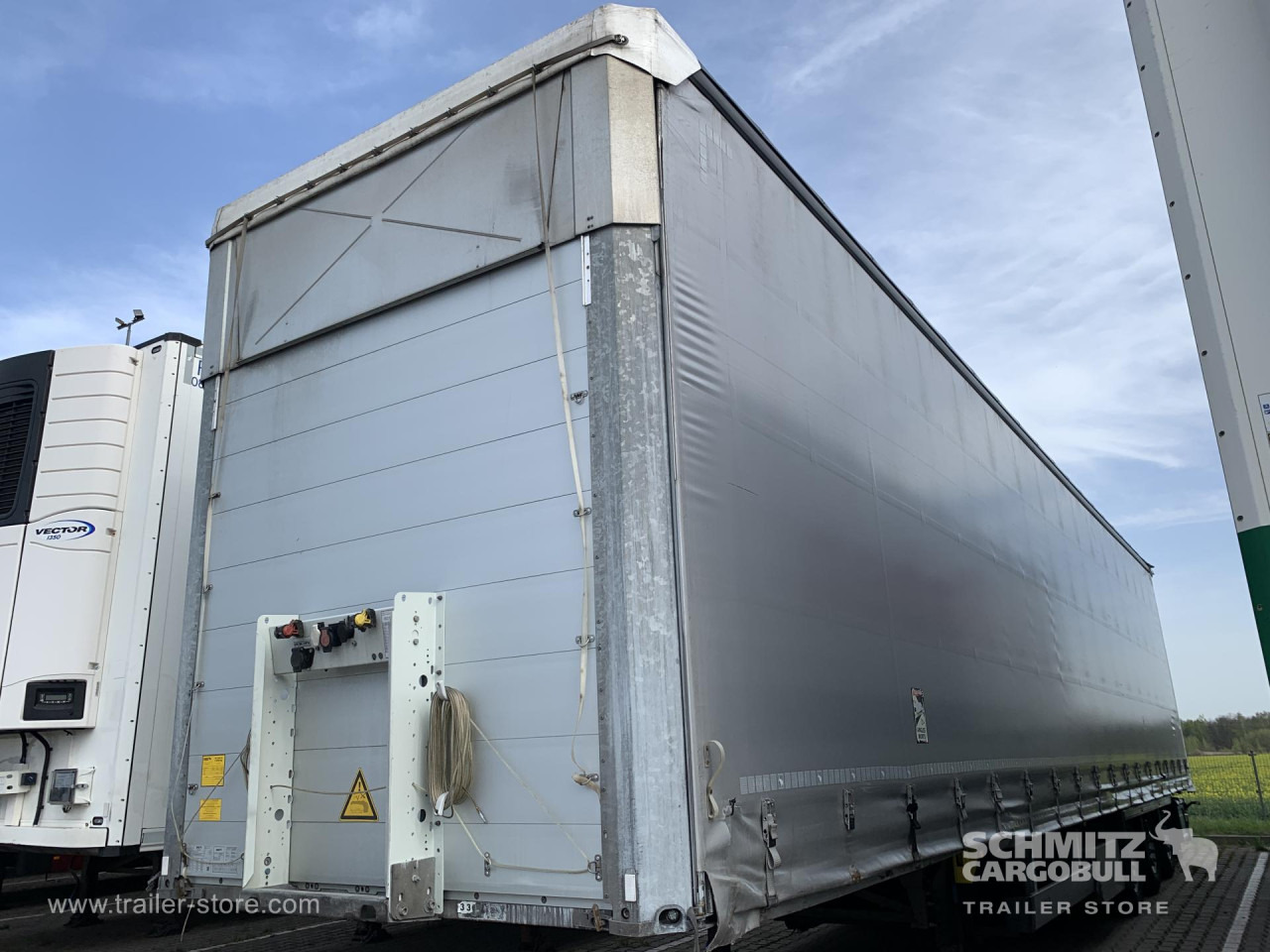 SCHMITZ Curtainsider Mega - Curtainsider semi-trailer: picture 1 SCHMITZ Curtainsider Mega - Curtainsider semi-trailer: picture 1