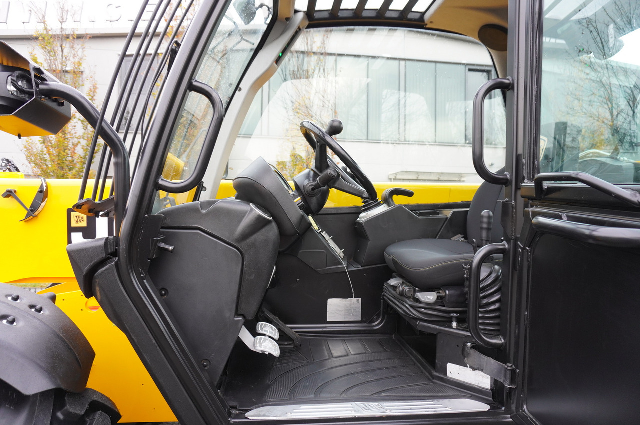 Lease a JCB 560-80 / 6 ton lifting capacity / power 146 HP JCB 560-80 / 6 ton lifting capacity / power 146 HP: picture 17
