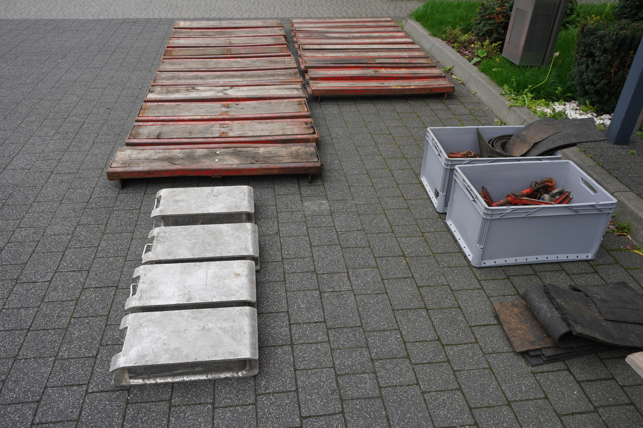 Low loader semi-trailer KÄSSBOHRER LB2 TIEF-BETT low loader semi-trailer / 16.5 m / Extendable semi-trailer / steered axles / 2 units: picture 24 Low loader semi-trailer KÄSSBOHRER LB2 TIEF-BETT low loader semi-trailer / 16.5 m / Extendable semi-trailer / steered axles / 2 units: picture 24