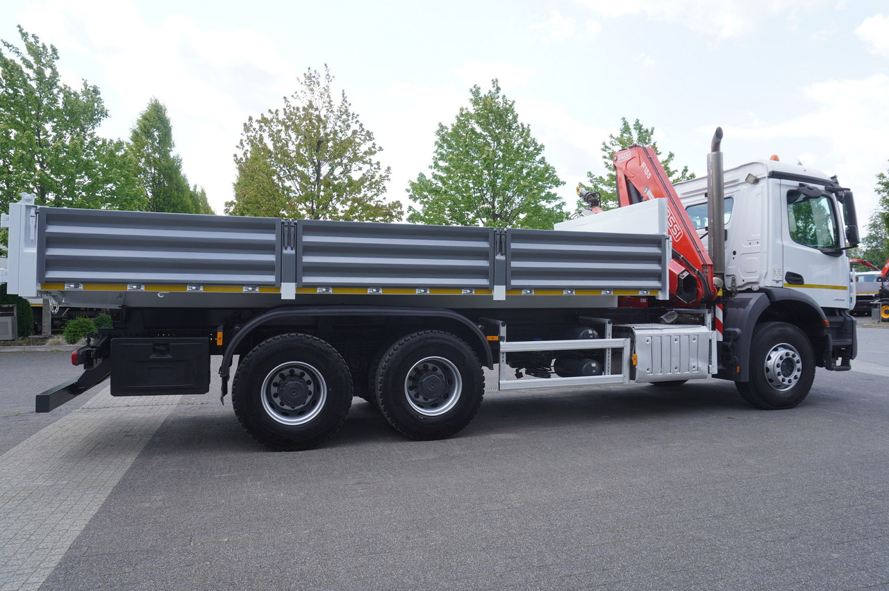 Dropside/ Flatbed truck, Crane truck MERCEDES-BENZ AROCS 2633 6x4 / 5.5 T crane FASSI F135 / Tipper 15 EPAL: picture 9