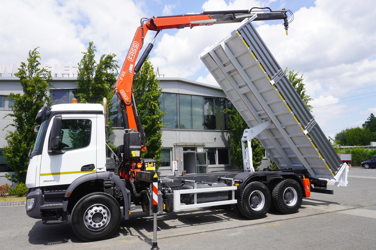 MERCEDES-BENZ AROCS 2633 6x4 / 5.5 T crane FASSI F135 / Tipper 15 EPAL - Dropside/ Flatbed truck, Crane truck: picture 5 MERCEDES-BENZ AROCS 2633 6x4 / 5.5 T crane FASSI F135 / Tipper 15 EPAL - Dropside/ Flatbed truck, Crane truck: picture 5
