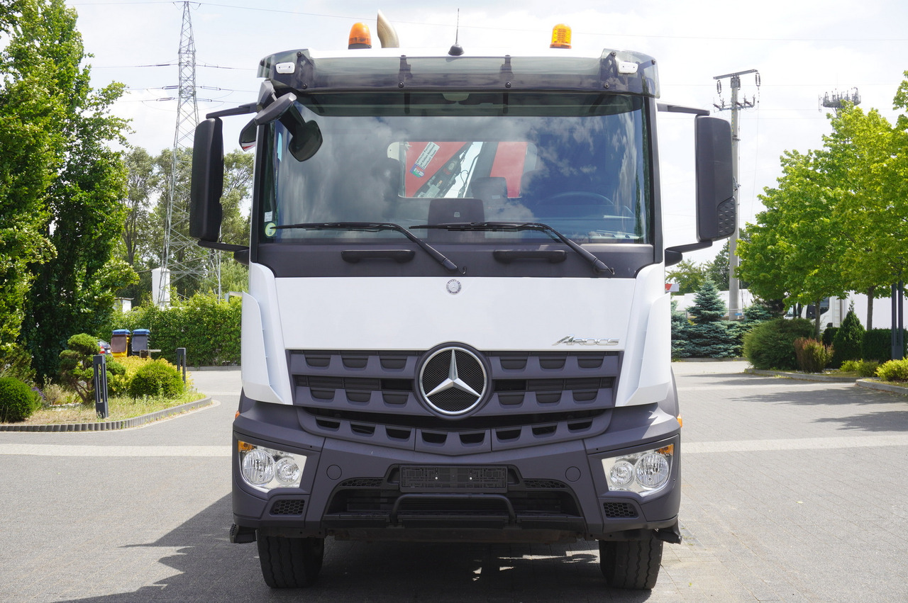 Dropside/ Flatbed truck, Crane truck MERCEDES-BENZ AROCS 2633 6x4 / 5.5 T crane FASSI F135 / Tipper 15 EPAL: picture 11