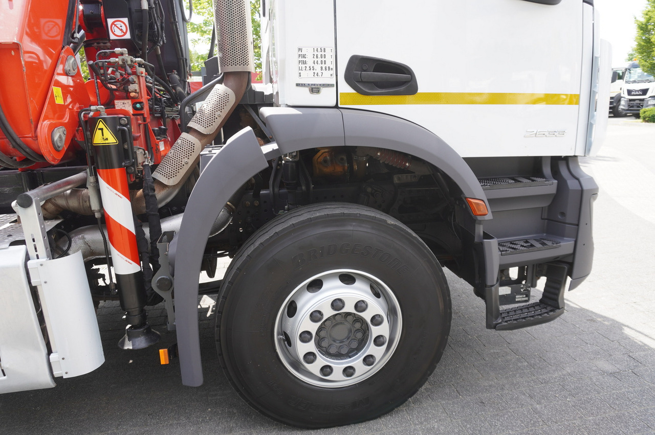 Dropside/ Flatbed truck, Crane truck MERCEDES-BENZ AROCS 2633 6x4 / 5.5 T crane FASSI F135 / Tipper 15 EPAL: picture 18
