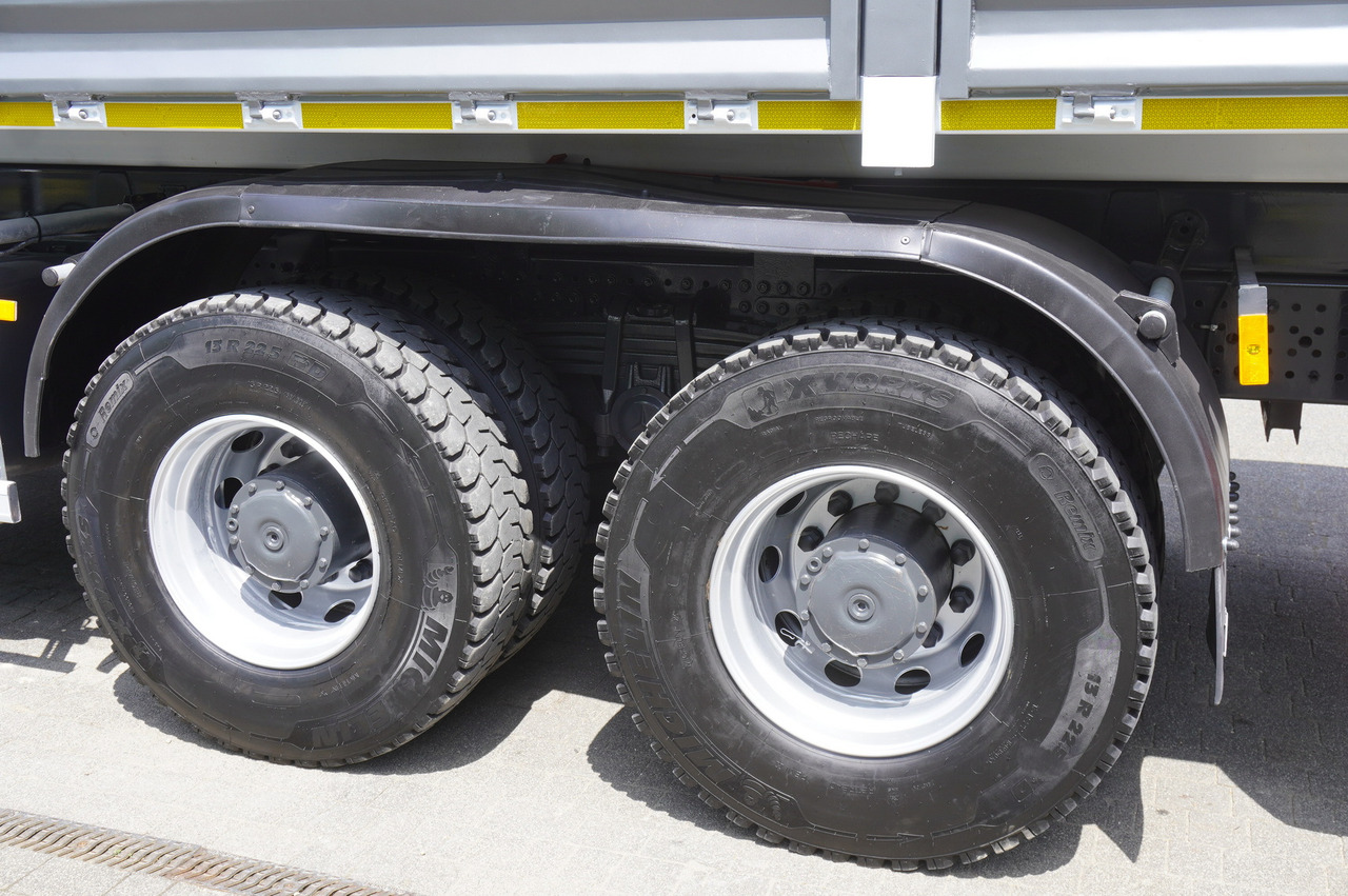 Dropside/ Flatbed truck, Crane truck MERCEDES-BENZ AROCS 2633 6x4 / 5.5 T crane FASSI F135 / Tipper 15 EPAL: picture 16