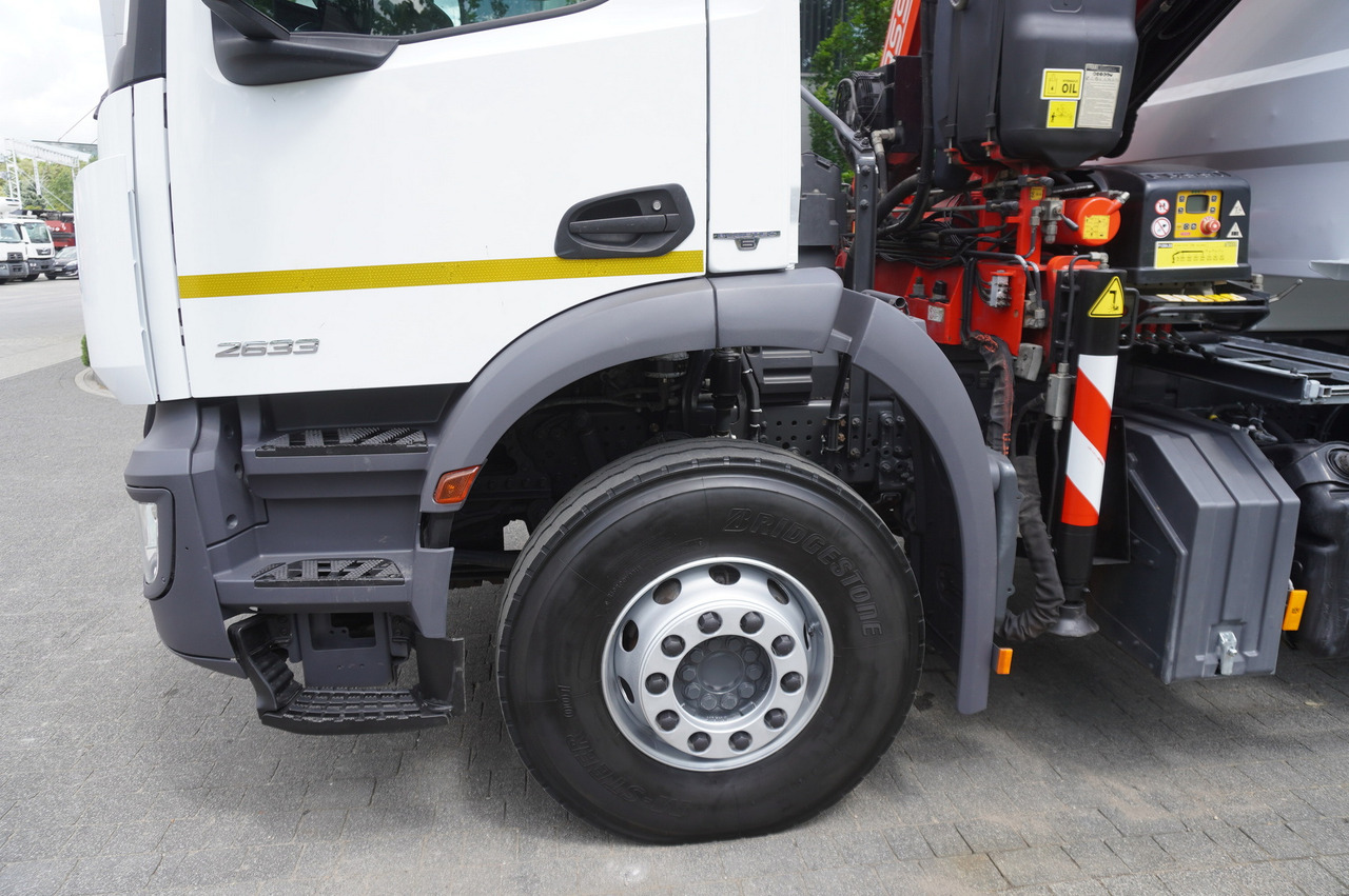 Dropside/ Flatbed truck, Crane truck MERCEDES-BENZ AROCS 2633 6x4 / 5.5 T crane FASSI F135 / Tipper 15 EPAL: picture 20
