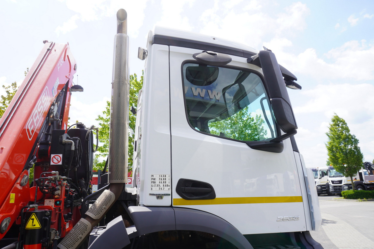 Dropside/ Flatbed truck, Crane truck MERCEDES-BENZ AROCS 2633 6x4 / 5.5 T crane FASSI F135 / Tipper 15 EPAL: picture 19
