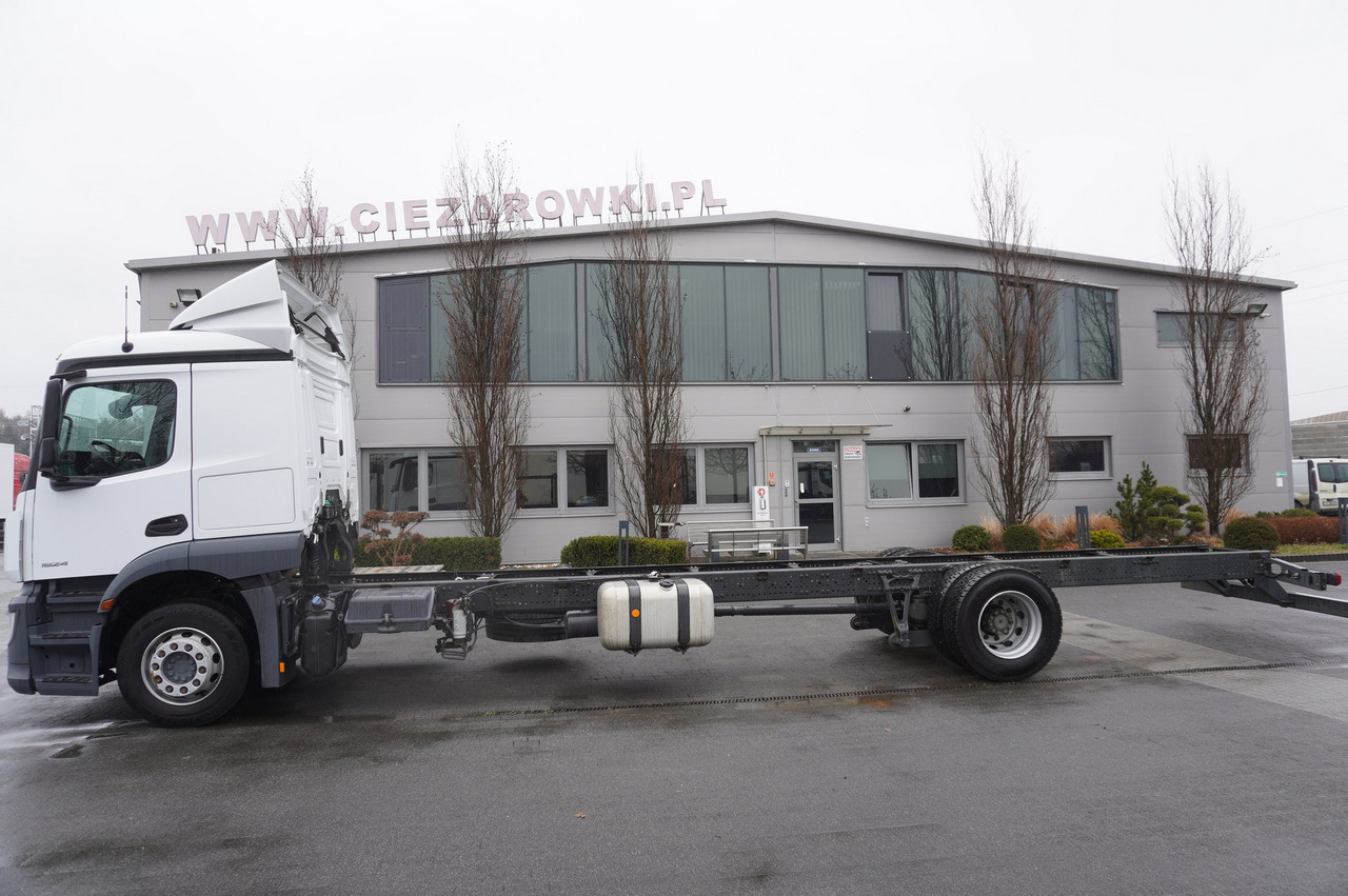 MERCEDES-BENZ Actros 1824 / 9.1 m chassis / sleeping cabin - Cab chassis truck: picture 2 MERCEDES-BENZ Actros 1824 / 9.1 m chassis / sleeping cabin - Cab chassis truck: picture 2