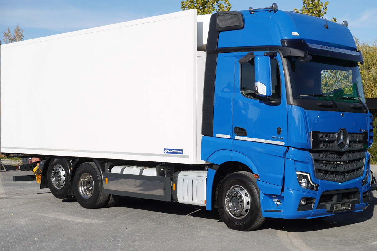 MERCEDES-BENZ Actros 2548 E6 / GIGA / Cab Lounge chair / Lamberet Refrigerator / Carrier Supra 950 - Refrigerator truck: picture 2 MERCEDES-BENZ Actros 2548 E6 / GIGA / Cab Lounge chair / Lamberet Refrigerator / Carrier Supra 950 - Refrigerator truck: picture 2