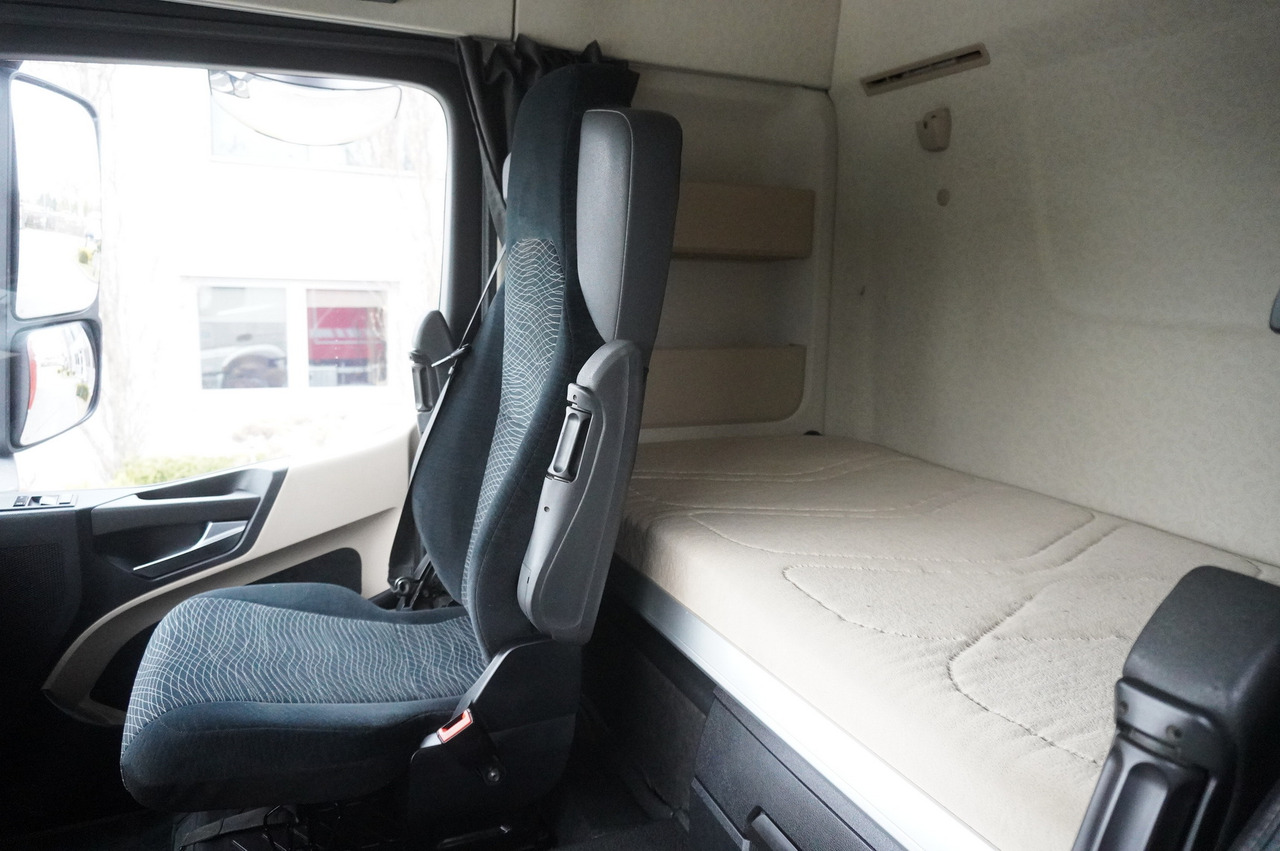 Lease a MERCEDES-BENZ Actros 3563 8x4 / Tipper for grain 20 t load capacity MERCEDES-BENZ Actros 3563 8x4 / Tipper for grain 20 t load capacity: picture 32 Lease a MERCEDES-BENZ Actros 3563 8x4 / Tipper for grain 20 t load capacity MERCEDES-BENZ Actros 3563 8x4 / Tipper for grain 20 t load capacity: picture 32