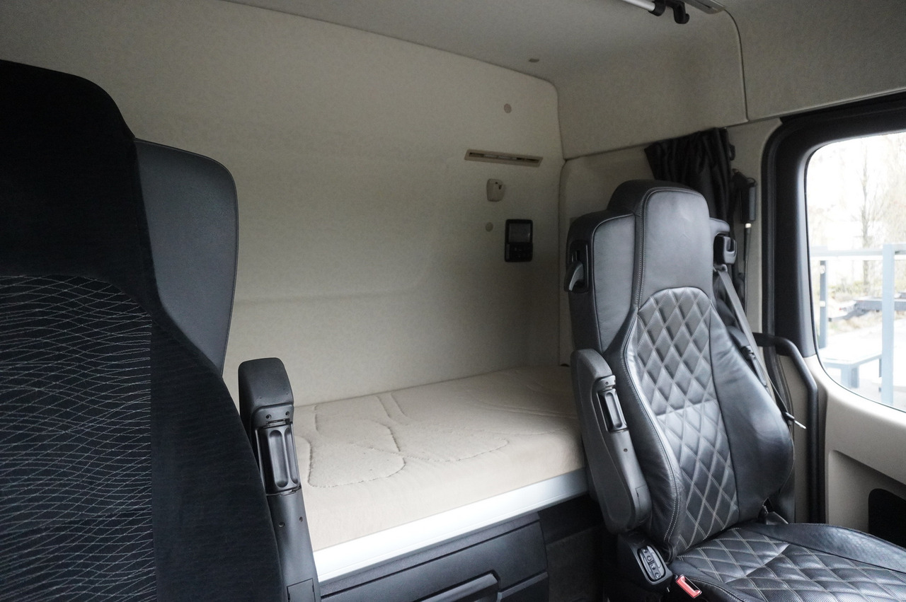 Lease a MERCEDES-BENZ Actros 3563 8x4 / Tipper for grain 20 t load capacity MERCEDES-BENZ Actros 3563 8x4 / Tipper for grain 20 t load capacity: picture 34 Lease a MERCEDES-BENZ Actros 3563 8x4 / Tipper for grain 20 t load capacity MERCEDES-BENZ Actros 3563 8x4 / Tipper for grain 20 t load capacity: picture 34