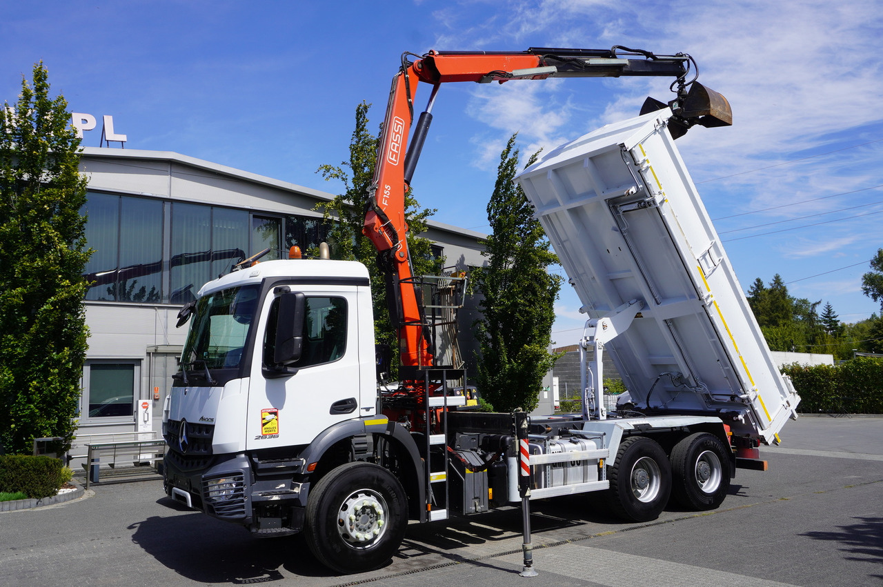 MERCEDES-BENZ Arocs 2636 / 6x4 / HDS Fassi / 3-Way Tipper / Bortmatic - Tipper, Crane truck: picture 1 MERCEDES-BENZ Arocs 2636 / 6x4 / HDS Fassi / 3-Way Tipper / Bortmatic - Tipper, Crane truck: picture 1