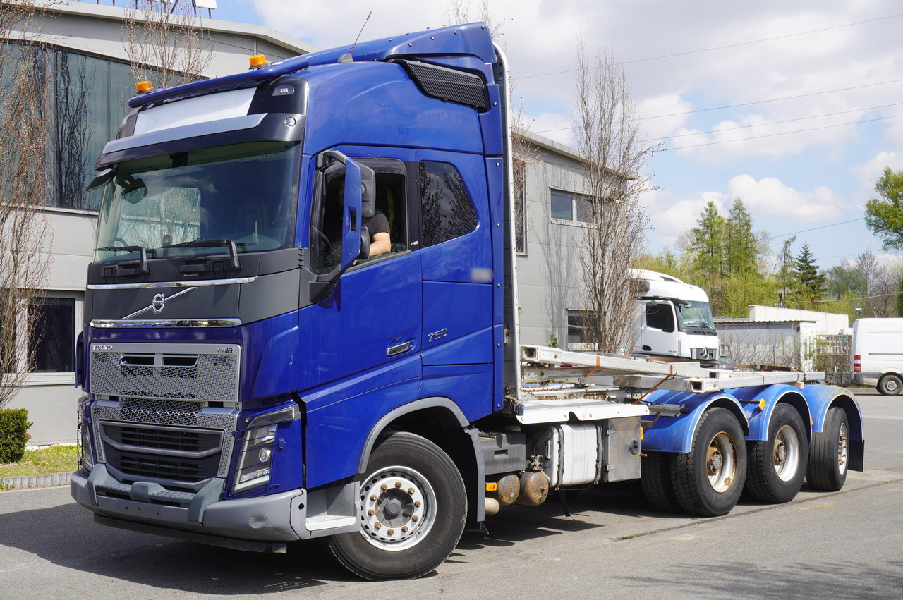 VOLVO FH16 750 8x4 / 750 HP! / 20 t load capacity / stanchion superstructure - Cab chassis truck: picture 3 VOLVO FH16 750 8x4 / 750 HP! / 20 t load capacity / stanchion superstructure - Cab chassis truck: picture 3