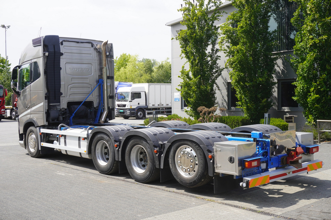 VOLVO FH16 750 8x4x4 / 750 HP! / Frame 685 cm / Steered 4th axle - Crane truck: picture 4 VOLVO FH16 750 8x4x4 / 750 HP! / Frame 685 cm / Steered 4th axle - Crane truck: picture 4