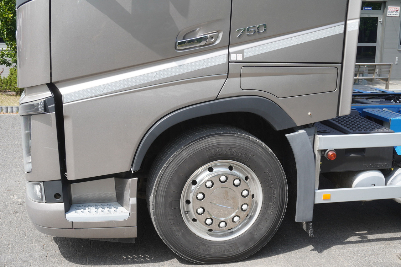 Cab chassis truck VOLVO FH16 750 8x4x4 / 750 HP! / Frame 685 cm / Steered 4th axle: picture 14