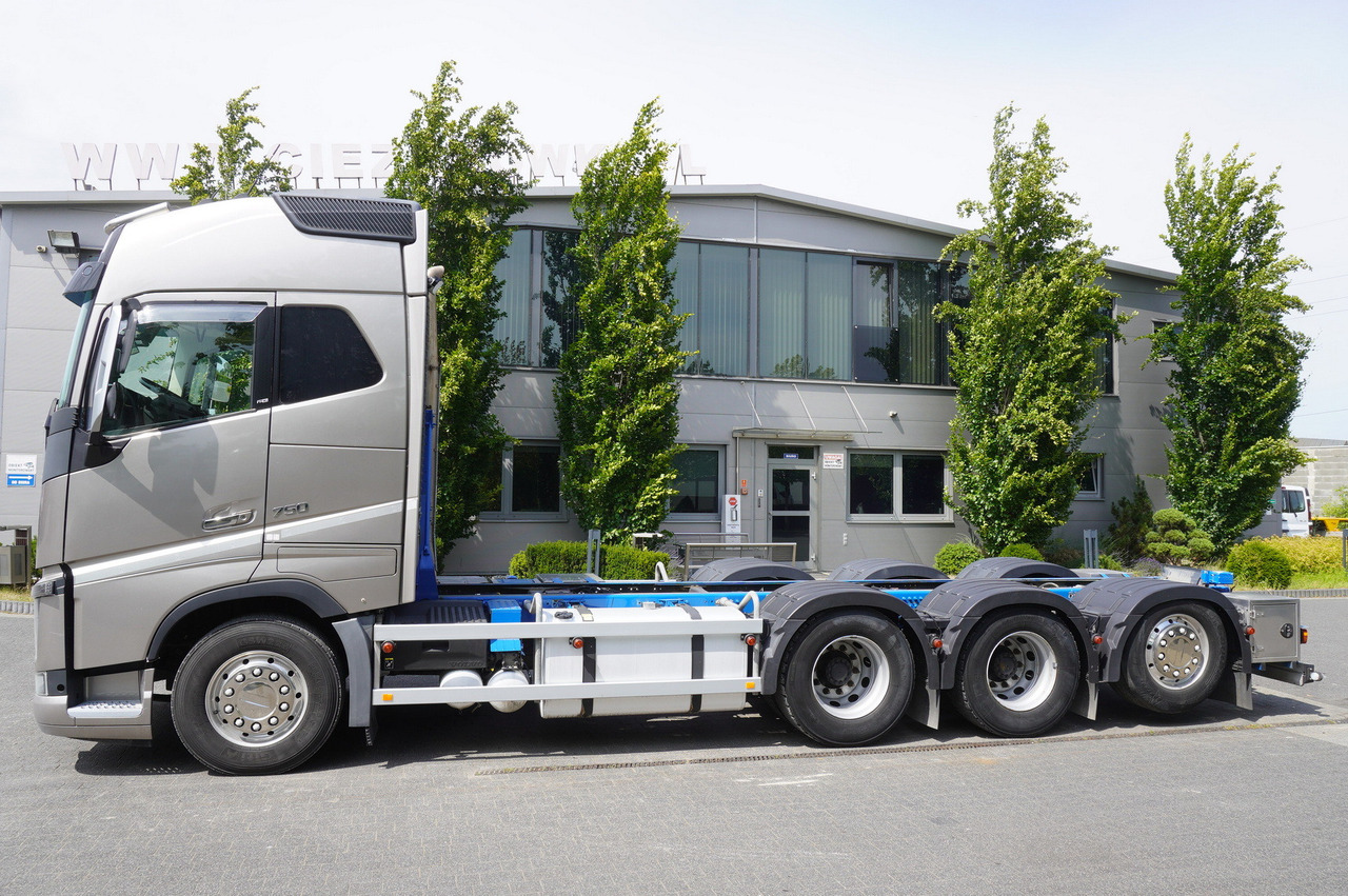 VOLVO FH16 750 8x4x4 / 750 HP! / Frame 685 cm / Steered 4th axle - Crane truck: picture 3 VOLVO FH16 750 8x4x4 / 750 HP! / Frame 685 cm / Steered 4th axle - Crane truck: picture 3