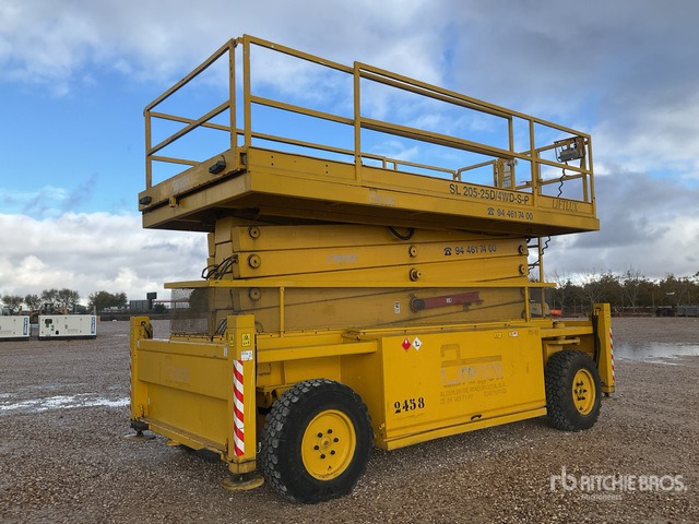 2000 Liftlux SL205-25D 4x4 4WDS/P Scissor Lift - Scissor lift: picture 2 2000 Liftlux SL205-25D 4x4 4WDS/P Scissor Lift - Scissor lift: picture 2