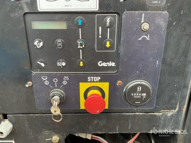 2015 Genie GS-5390 4x4 Diesel Scissor Lift - Scissor lift: picture 5 2015 Genie GS-5390 4x4 Diesel Scissor Lift - Scissor lift: picture 5