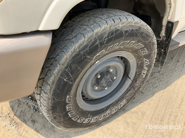 2011 Toyota Land Cruiser LX 76R 4x4 SUV - SUV: picture 5 2011 Toyota Land Cruiser LX 76R 4x4 SUV - SUV: picture 5