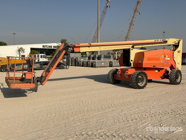 2014 JLG 800AJ 4WD Diesel Articulating Boom Lift - Articulated boom: picture 1 2014 JLG 800AJ 4WD Diesel Articulating Boom Lift - Articulated boom: picture 1