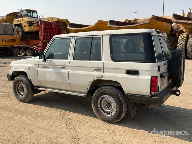 2016 Toyota Land Cruiser 76R 4x4 SUV - SUV: picture 3 2016 Toyota Land Cruiser 76R 4x4 SUV - SUV: picture 3