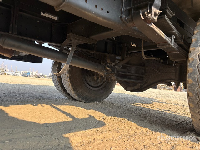 Dropside/ Flatbed truck 2017 Mitsubishi Canter 4x2 Crew Cab Flatbed Truck: picture 6