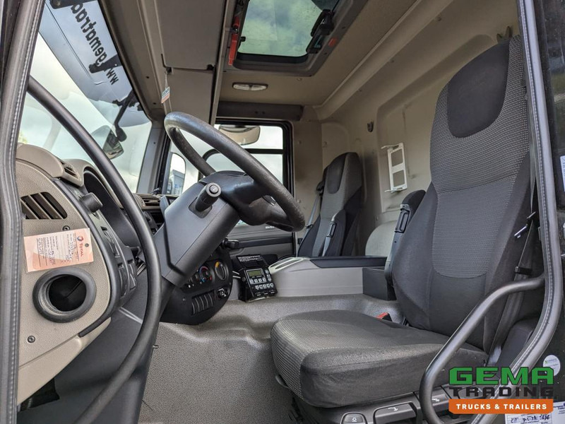 Refrigerator truck DAF FA CF65.250 4x2 Daycab Euro5 KoelVriesBak 6.7M  + Carrier Supra750Mt + Laadklep2000kg: picture 12