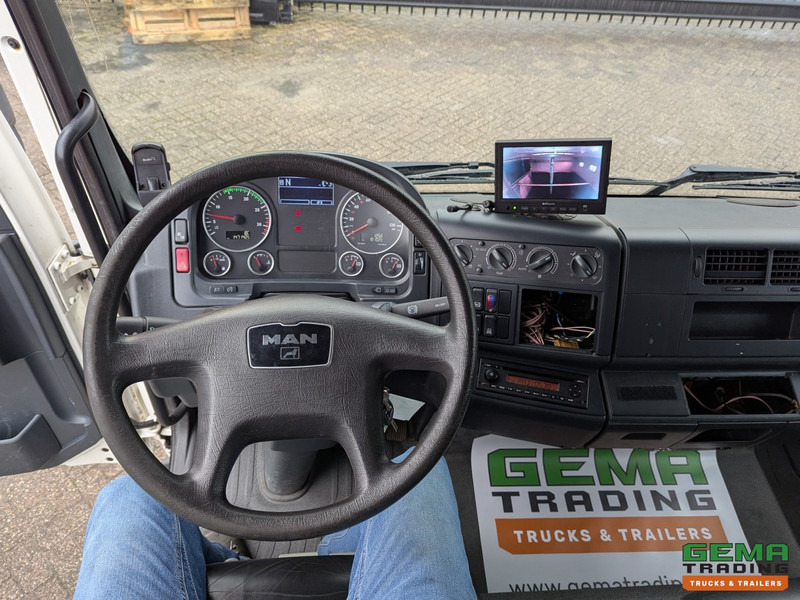 Interior photo 2: Horse truck MAN TGL 12.180 4x2 DoKa 7 pers. Euro5 EEV - Paardenwagen 2-Paards - 147.000km! - MARGE