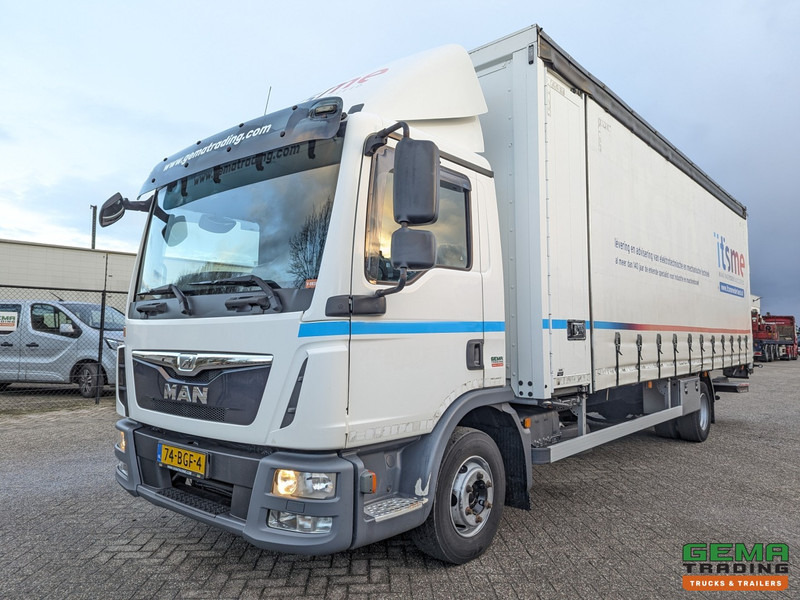 MAN TGL 12.220 4x2 Daycab Euro6 - SchuifzeilenBak 7.2M + Laadklep 2000kg - Rongpotten - Zijdeuren 04/2025APK - Curtainsider truck: picture 1 MAN TGL 12.220 4x2 Daycab Euro6 - SchuifzeilenBak 7.2M + Laadklep 2000kg - Rongpotten - Zijdeuren 04/2025APK - Curtainsider truck: picture 1