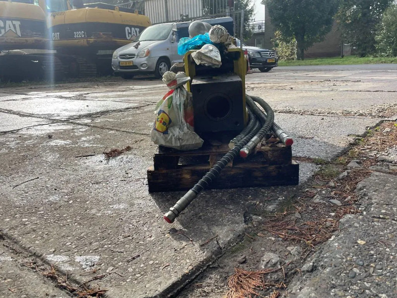 Soosan SB43 Hydraulic Breaker - Attachment for Construction machinery: picture 4 Soosan SB43 Hydraulic Breaker - Attachment for Construction machinery: picture 4