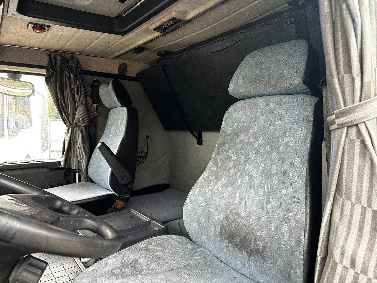 Dropside/ Flatbed truck Scania P113-360 4X2 Platform Manual Gear Retarder Scania P113-360 4X2 Platform Manual Gear Retarder: picture 14