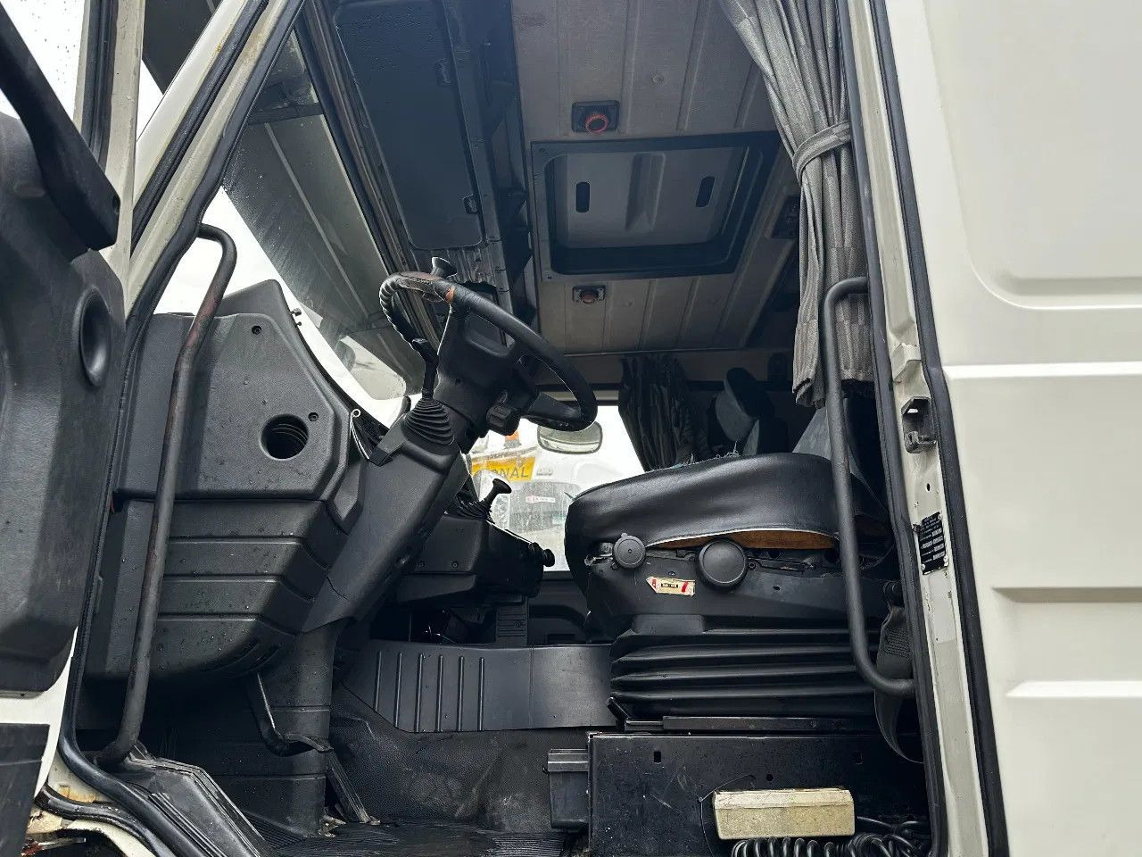 Dropside/ Flatbed truck Scania P113-360 4X2 Platform Manual Gear Retarder Scania P113-360 4X2 Platform Manual Gear Retarder: picture 8