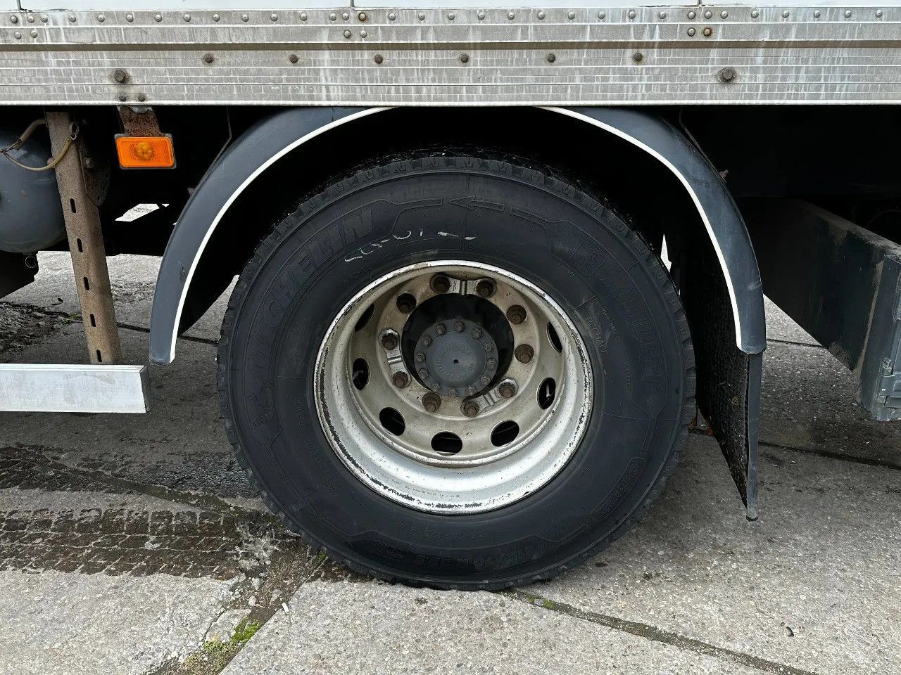 Volvo FM 330 4X2 BOX Spring/Air EURO5 Double Airco Ret - Box truck: picture 5 Volvo FM 330 4X2 BOX Spring/Air EURO5 Double Airco Ret - Box truck: picture 5