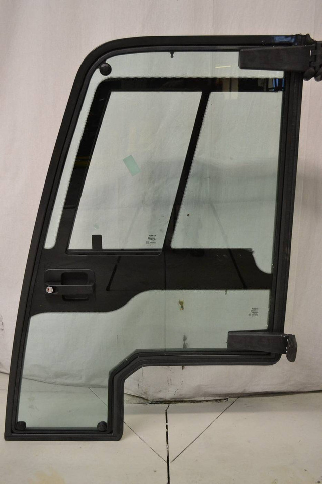 Complete set Nissan TX steel Cabin - Door and parts for Material handling equipment: picture 5 Complete set Nissan TX steel Cabin - Door and parts for Material handling equipment: picture 5