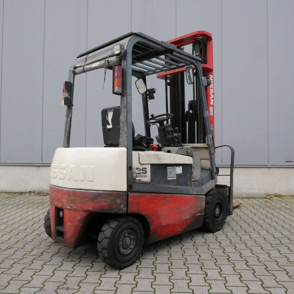 Nissan QX25 (Q02L25CU) - Electric forklift: picture 2 Nissan QX25 (Q02L25CU) - Electric forklift: picture 2