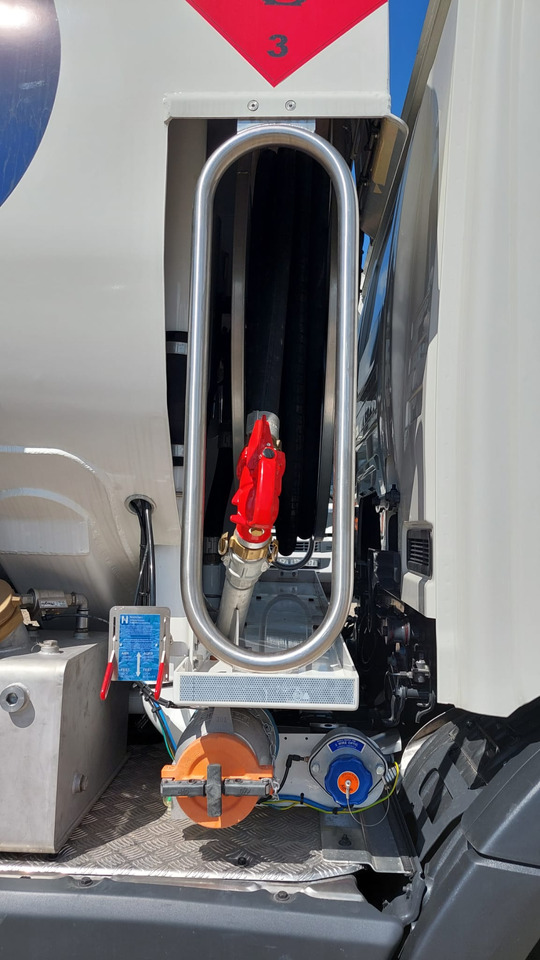 SCANIA P370 - Tank truck: picture 3 SCANIA P370 - Tank truck: picture 3