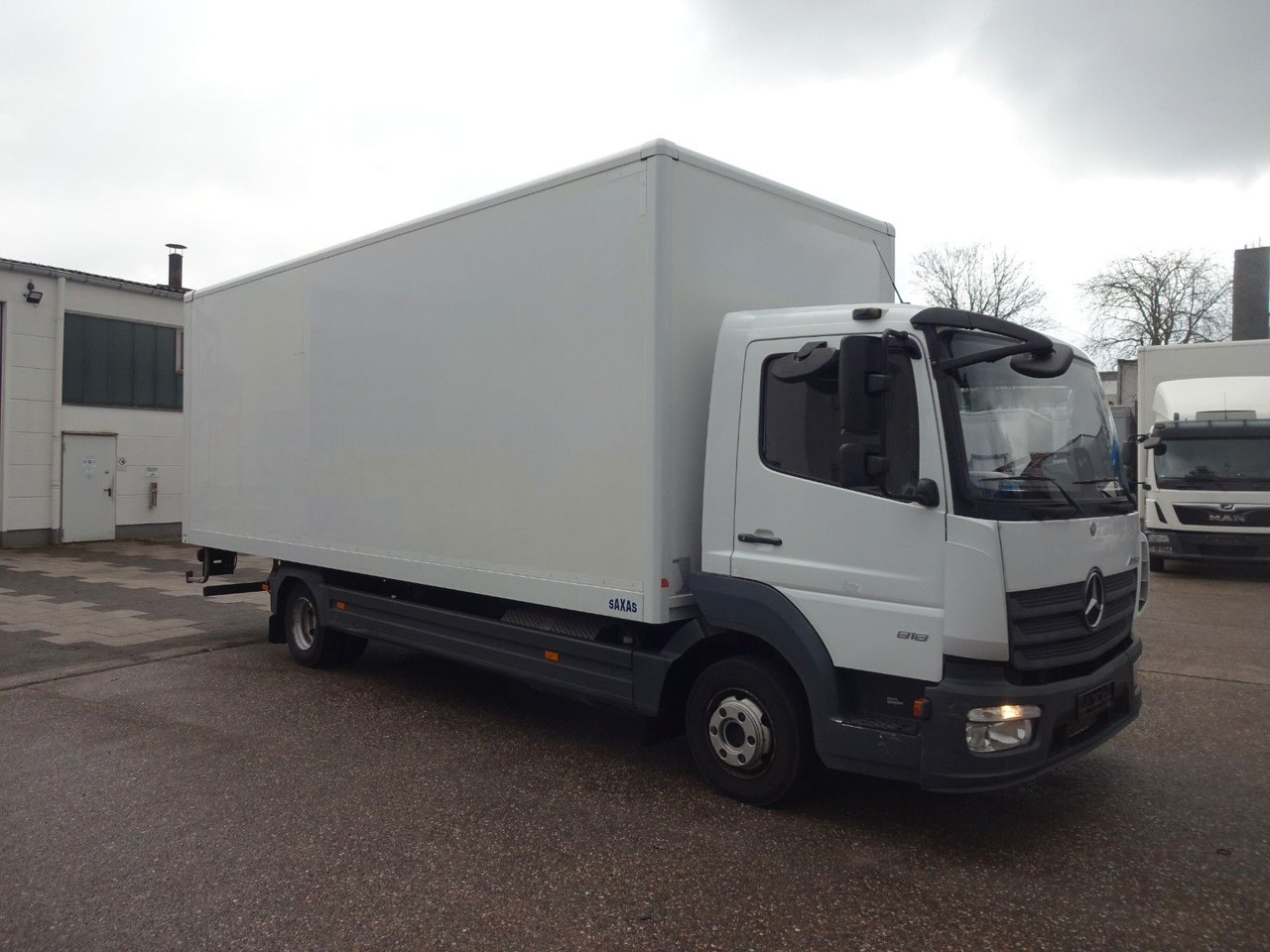 Mercedes-Benz Atego 818, Koffer mit Rolltor - Box van: picture 2 Mercedes-Benz Atego 818, Koffer mit Rolltor - Box van: picture 2