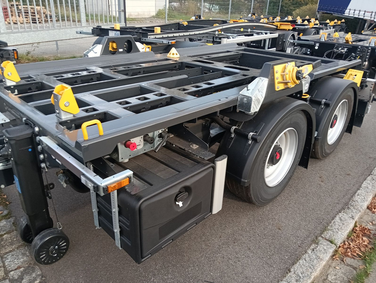 Hüffermann 2-A-MINI-CARRIER SAFETYFIX VERZINKT NEU TOP-PREI - Roll-off/ Skip trailer: picture 3 Hüffermann 2-A-MINI-CARRIER SAFETYFIX VERZINKT NEU TOP-PREI - Roll-off/ Skip trailer: picture 3