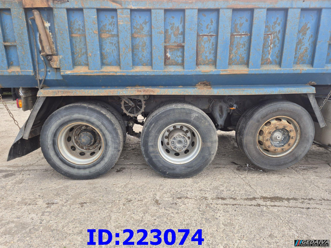 SCANIA 124 8x2 - Manual - Full steel - Tipper: picture 5 SCANIA 124 8x2 - Manual - Full steel - Tipper: picture 5