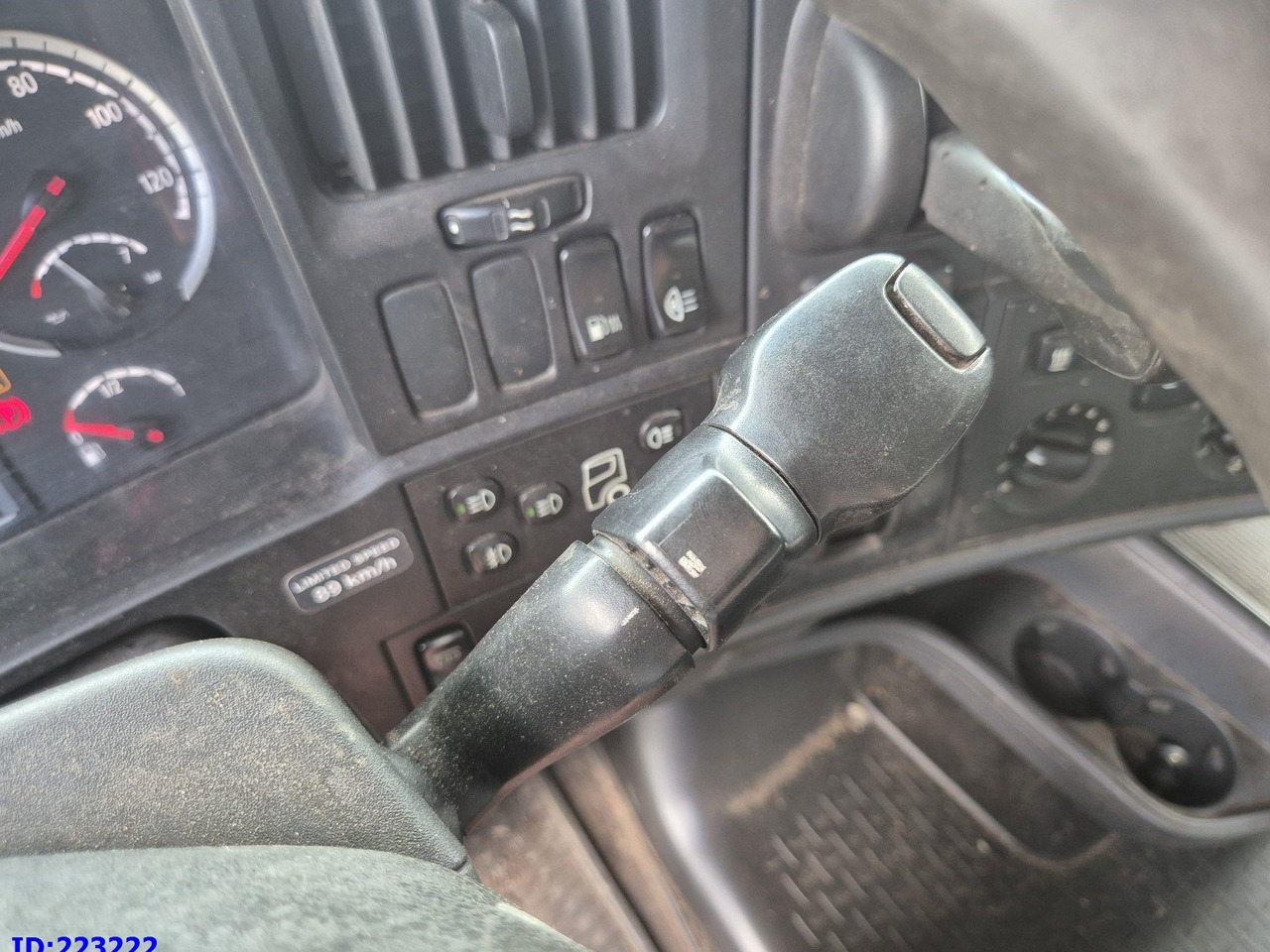 Cab chassis truck SCANIA R620 - 8x4 - Steering axle: picture 9