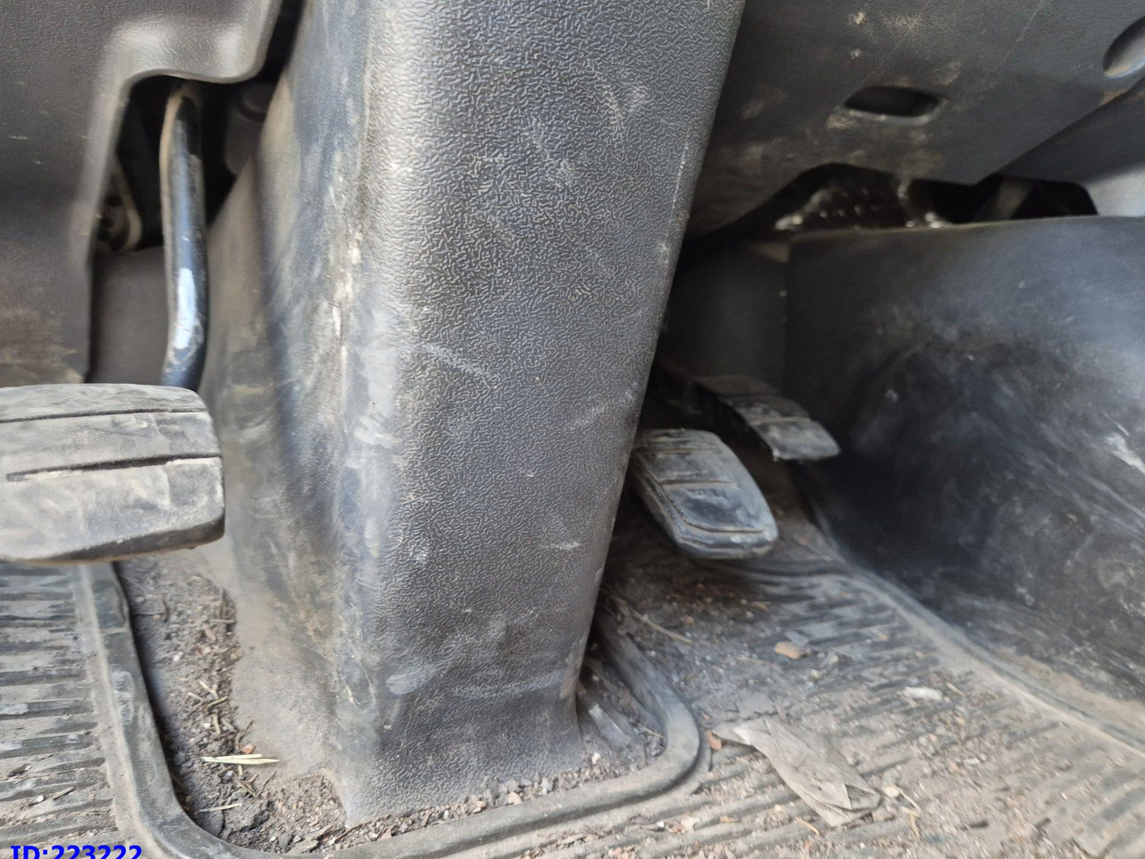 Cab chassis truck SCANIA R620 - 8x4 - Steering axle: picture 13