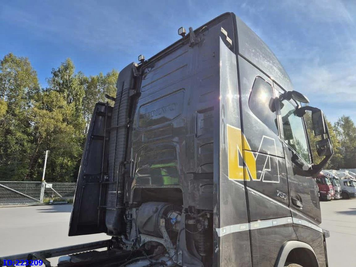 VOLVO FH16 750HP 8x4 Steering axle - Cab chassis truck: picture 5 VOLVO FH16 750HP 8x4 Steering axle - Cab chassis truck: picture 5