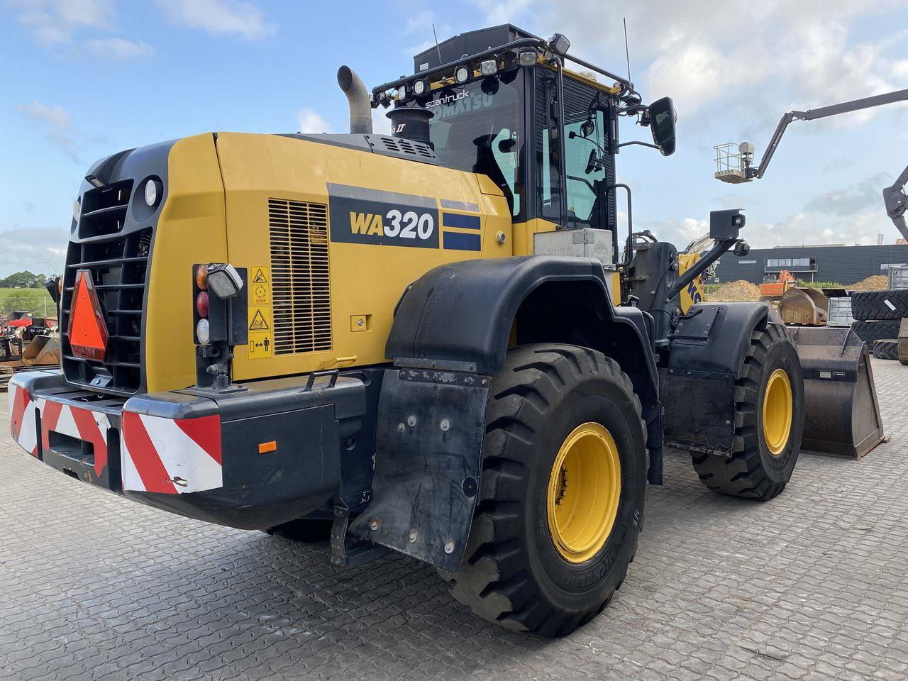 Komatsu WA320-8 - Wheel loader: picture 4 Komatsu WA320-8 - Wheel loader: picture 4