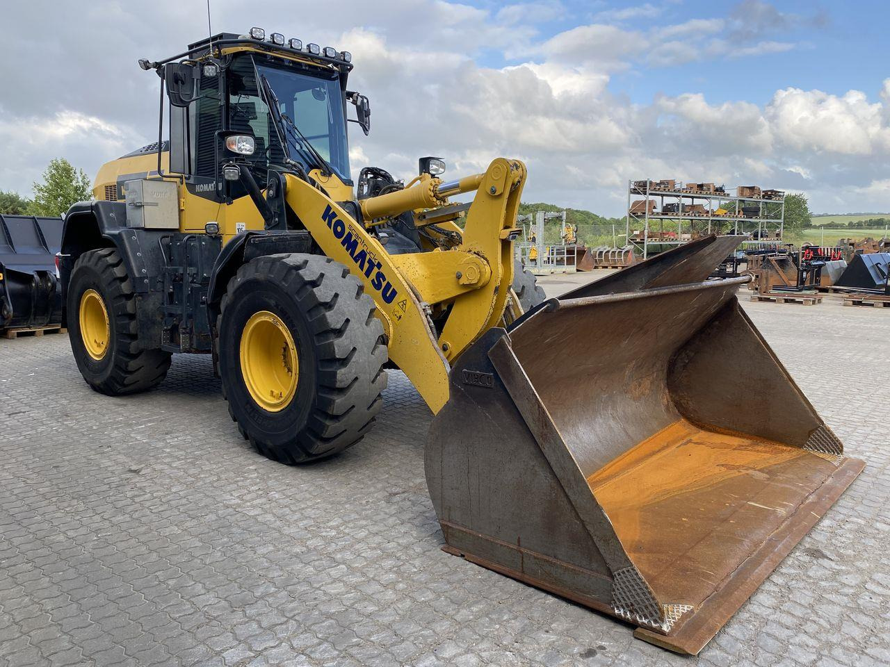 Komatsu WA320-8 - Wheel loader: picture 5 Komatsu WA320-8 - Wheel loader: picture 5