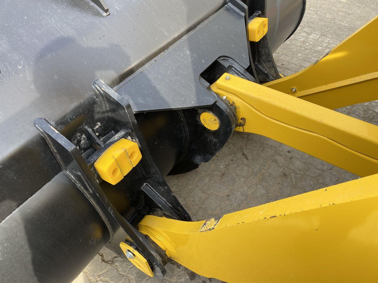 Wheel loader Komatsu WA485-11EO: picture 11